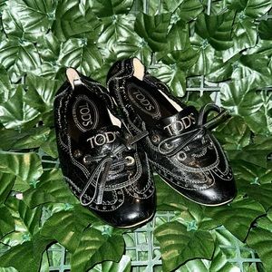 TOD’S black shinny leather laced  shoes  size 34.